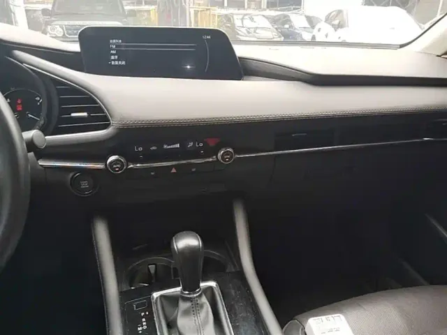 Mazda Axela — Фото автомобиля 9