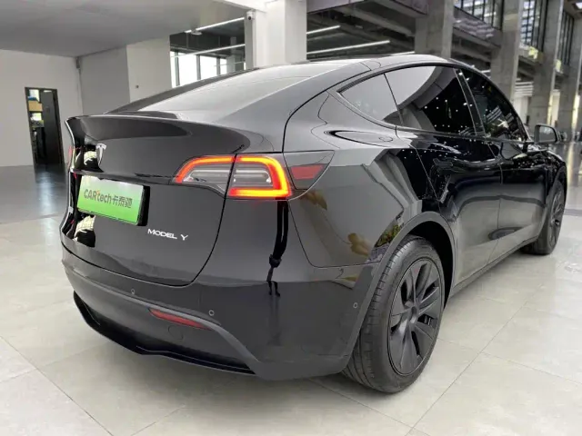 Tesla Model Y — Фото автомобиля 12