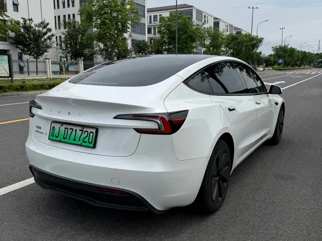 Tesla Model 3 — Фото автомобиля 5