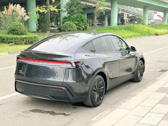 Tesla Model Y — Фото автомобиля 10