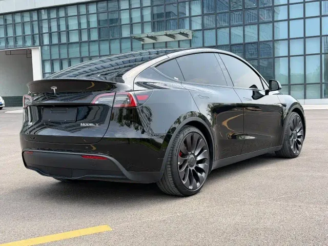 Tesla Model Y — Фото автомобиля 4