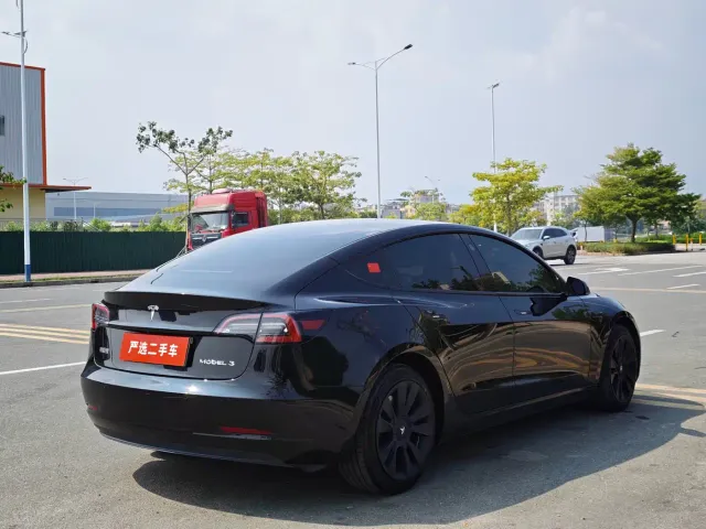 Tesla Model 3 — Фото автомобиля 5
