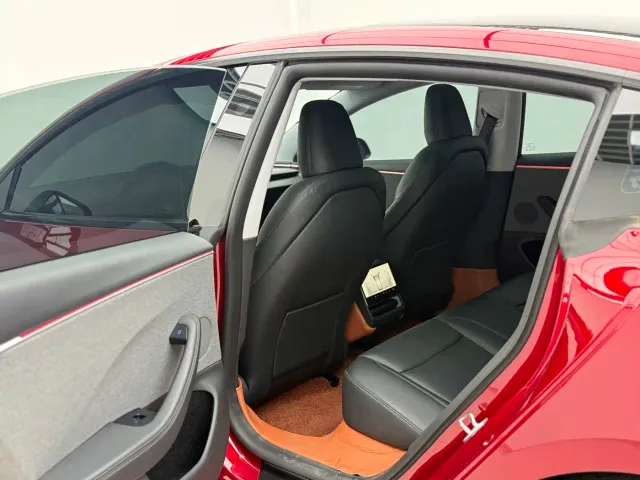 Tesla Model 3 — Фото автомобиля 6