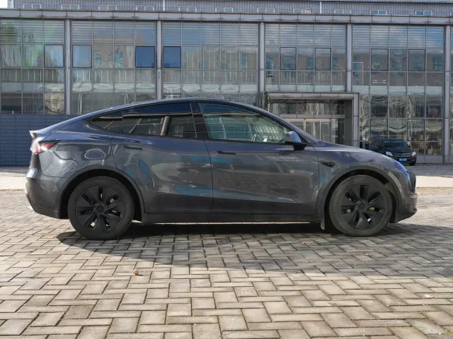 Tesla Model Y — Фото автомобиля 4