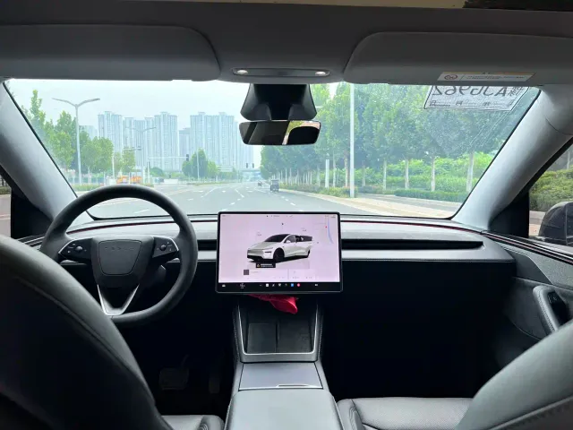 Tesla Model Y — Фото автомобиля 5