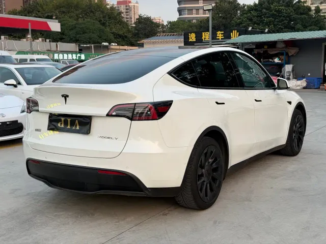 Tesla Model Y — Фото автомобиля 6