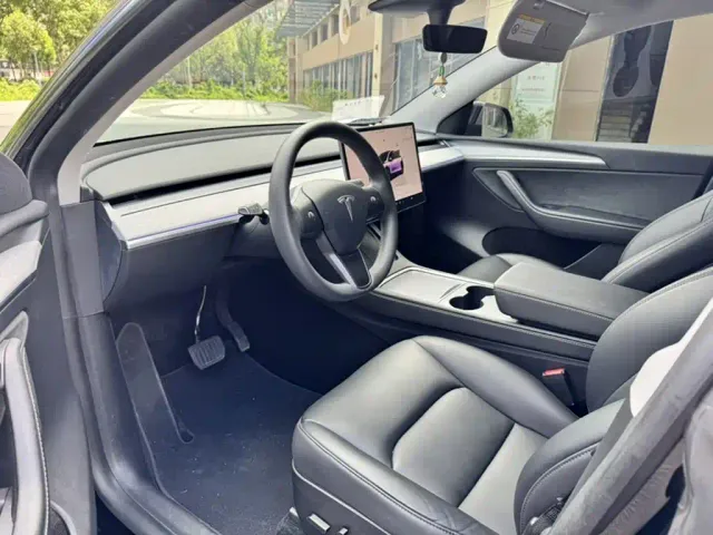 Tesla Model Y — Фото автомобиля 23