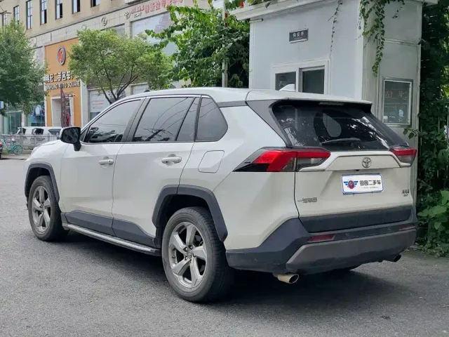 Toyota RAV4 — Фото автомобиля 4