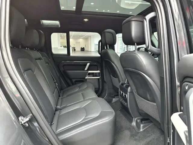 Land Rover Defender — Фото автомобиля 12