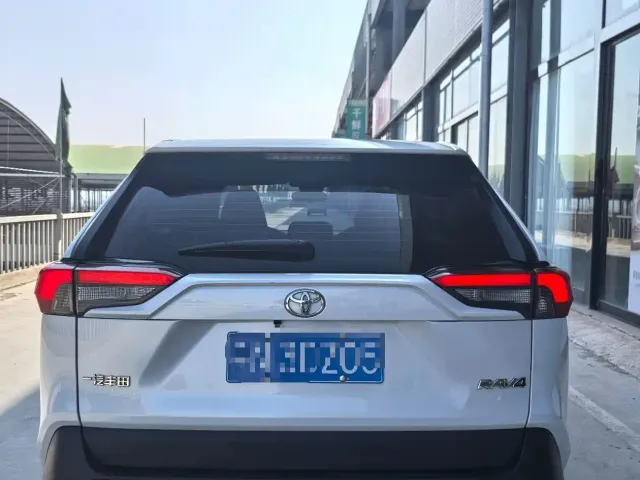 Toyota RAV4 — Фото автомобиля 5