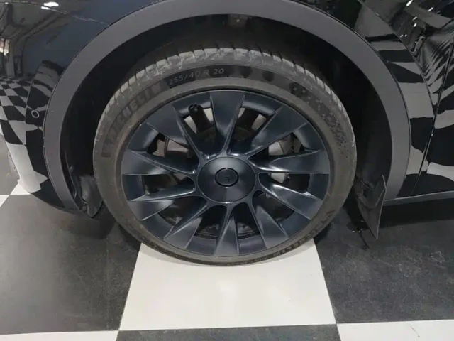 Tesla Model Y — Фото автомобиля 22