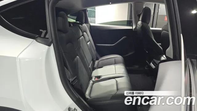 Tesla Model Y — Фото автомобиля 17