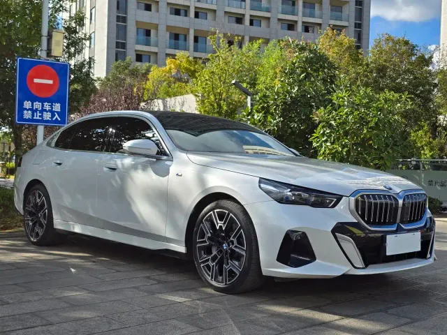 BMW 5 Series — Фото автомобиля 3