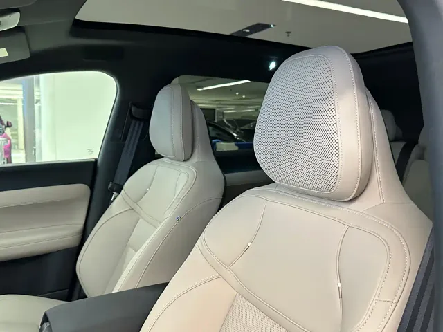 Volvo XC70 Plug-in Hybrid — Фото автомобиля 11