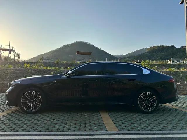 BMW 5 Series — Фото автомобиля 4
