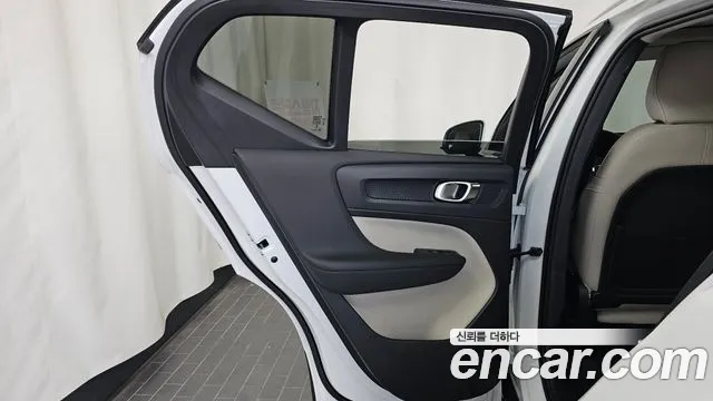 Volvo XC40 — Фото автомобиля 14
