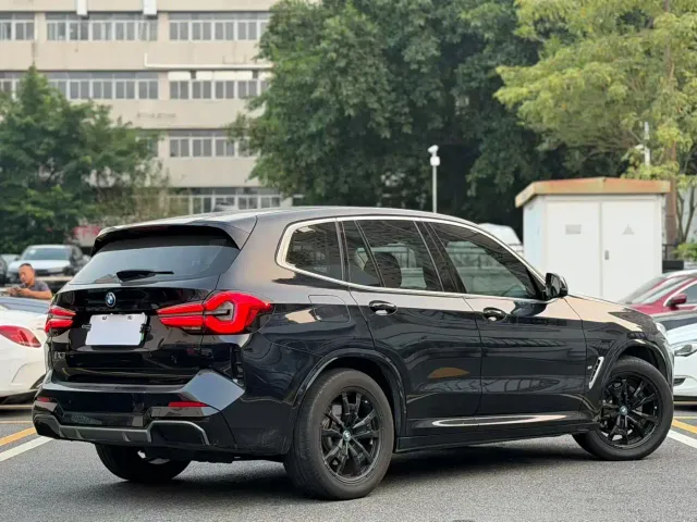 BMW iX3 — Фото автомобиля 3