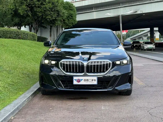 BMW 5 Series — Фото автомобиля 2