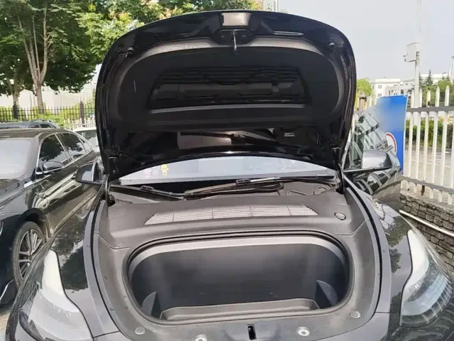 Tesla Model Y — Фото автомобиля 15