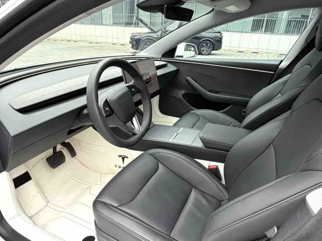Tesla Model 3 — Фото автомобиля 5