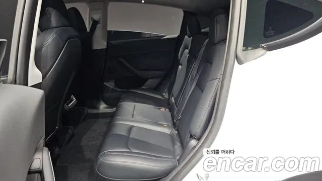 Tesla Model Y — Фото автомобиля 16