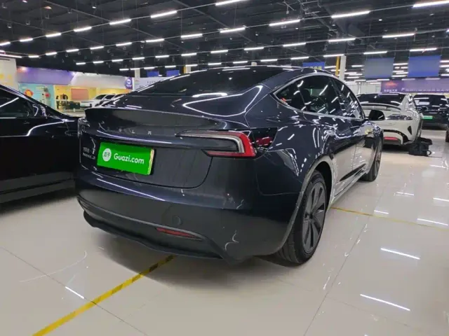 Tesla Model 3 — Фото автомобиля 6