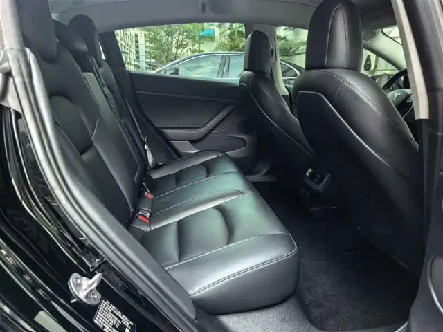 Tesla Model 3 — Фото автомобиля 12