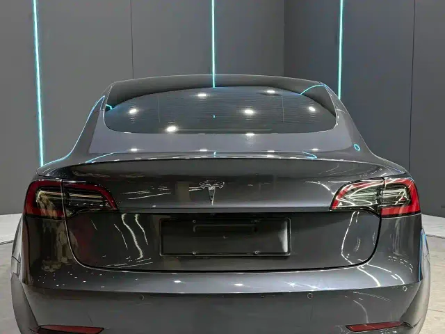 Tesla Model 3 — Фото автомобиля 7
