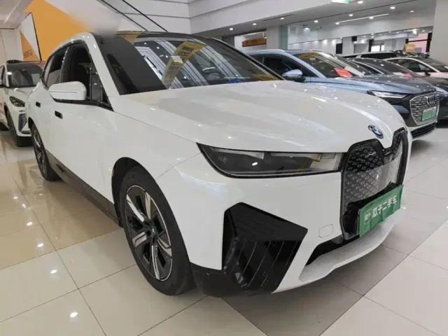 BMW iX — Фото автомобиля 3