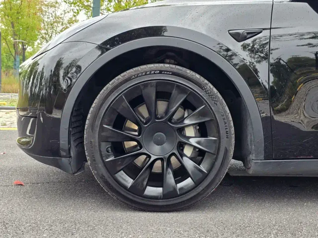 Tesla Model Y — Фото автомобиля 18