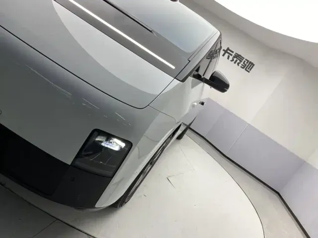 Li Auto MEGA — Фото автомобиля 9
