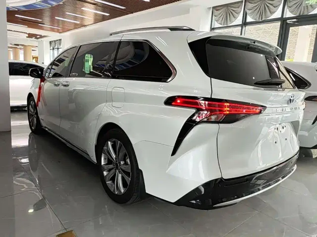 Toyota Sienna — Фото автомобиля 4