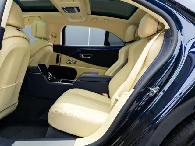 Bentley Flying Spur — Фото автомобиля 12