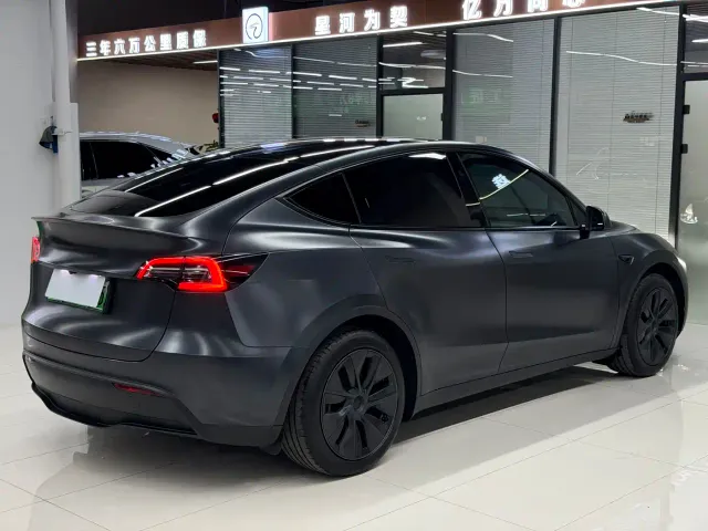 Tesla Model Y — Фото автомобиля 17