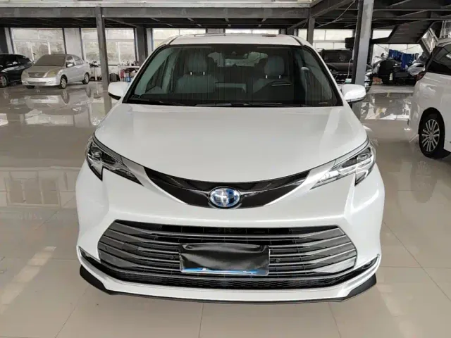 Toyota Toyota Sienna 2023 2.5L Hybrid Luxury Edition — Фото автомобиля 2