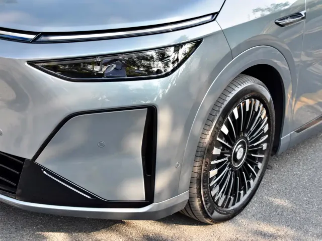 Xpeng X9 — Фото автомобиля 6