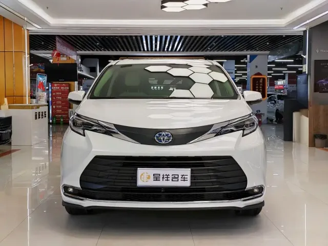 Toyota Sienna — Фото автомобиля 2