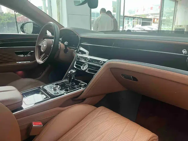 Bentley Flying Spur — Фото автомобиля 14