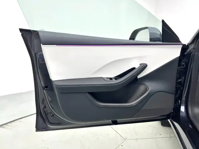 Tesla Model 3 — Фото автомобиля 12
