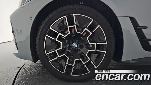 BMW i4 — Фото автомобиля 5