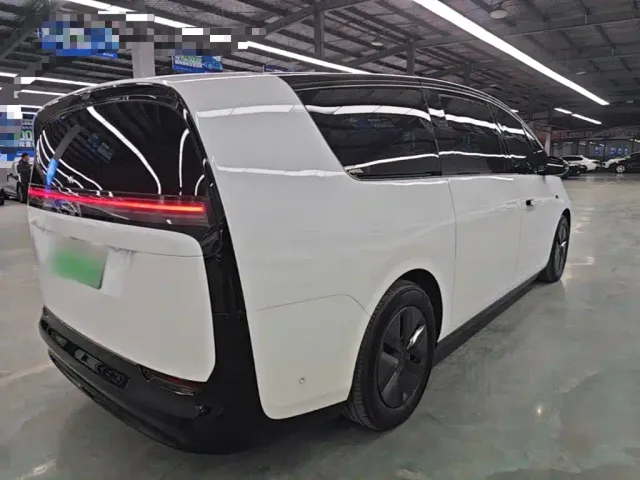 Li Auto MEGA — Фото автомобиля 6