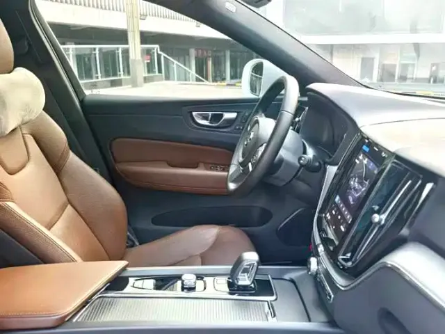 Volvo XC60 — Фото автомобиля 3