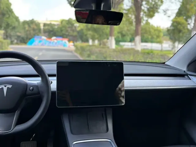 Tesla Model Y — Фото автомобиля 12