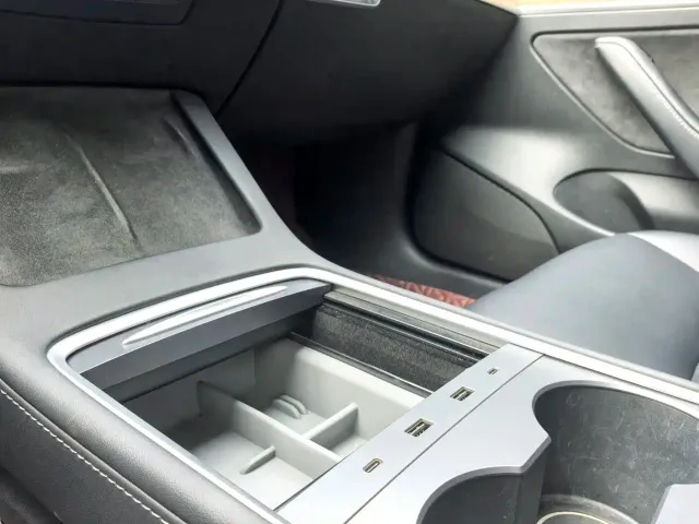Tesla Model 3 — Фото автомобиля 12