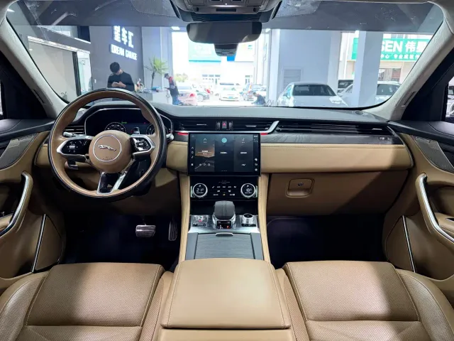 Jaguar F-Pace — Фото автомобиля 6