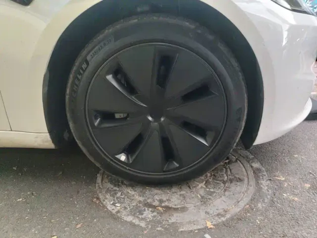 Tesla Model 3 — Фото автомобиля 25