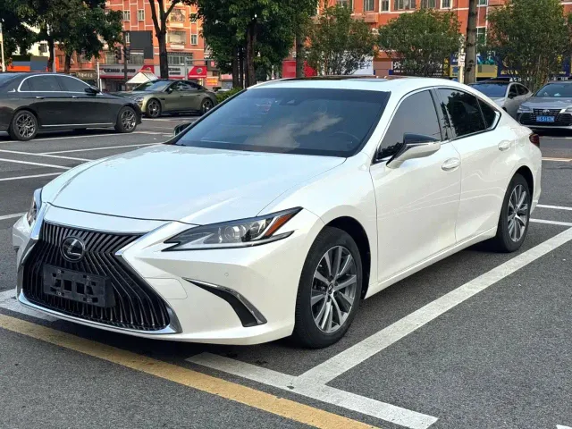 Фотография автомобиля — Lexus ES
