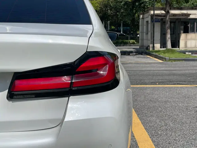 BMW 5 Series — Фото автомобиля 14