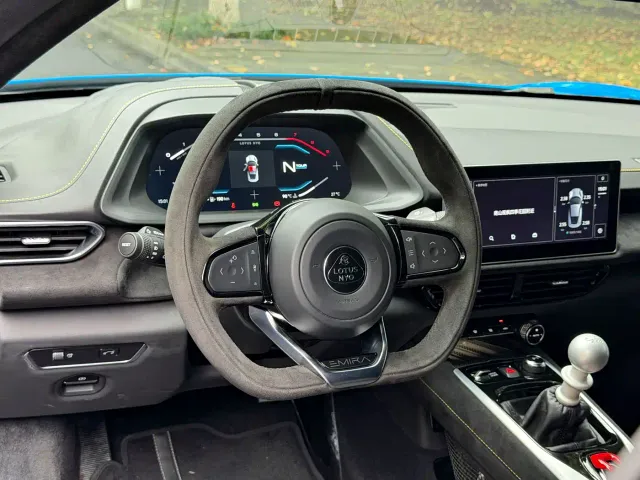 Lotus Emira — Фото автомобиля 10