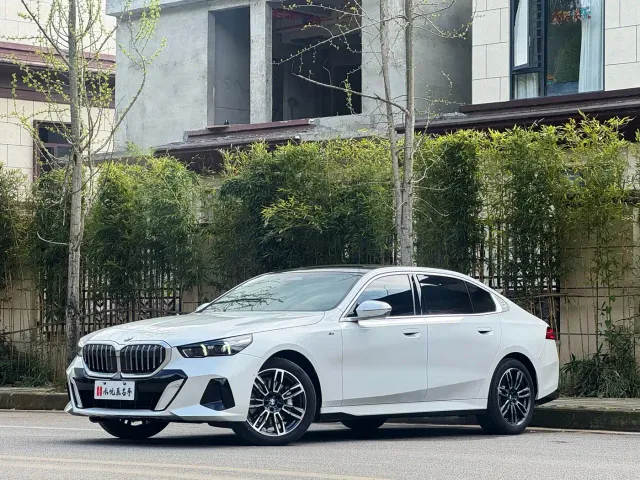 Фотография автомобиля — BMW 5 Series